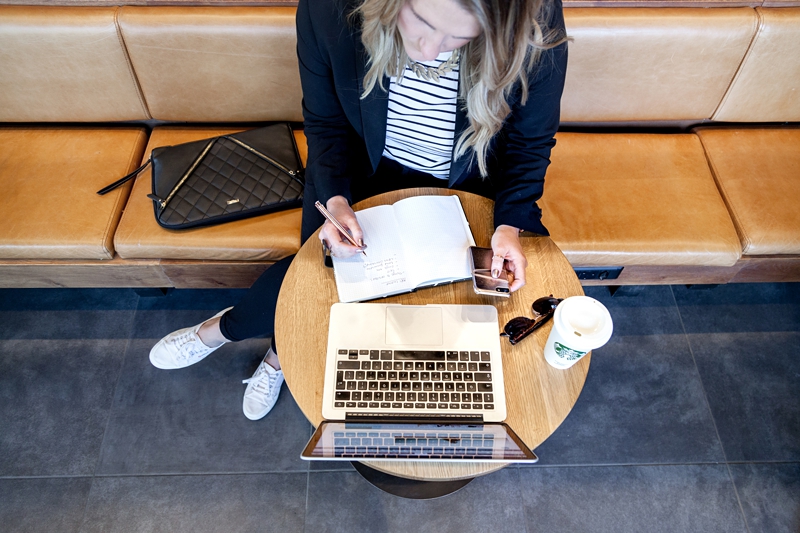 Business woman working on her laptop at a coffee shop