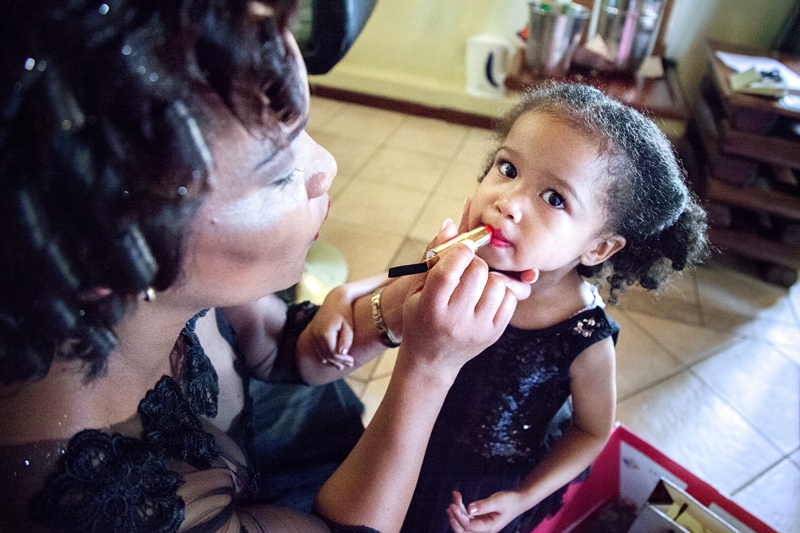 Mom putting lipstick on daughter at Valverde Eco Hotel.